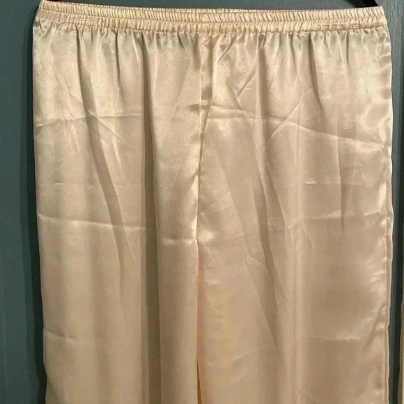 Victoria Secret Gold Label - cream pants - medium - silky - Picture 4 of 7